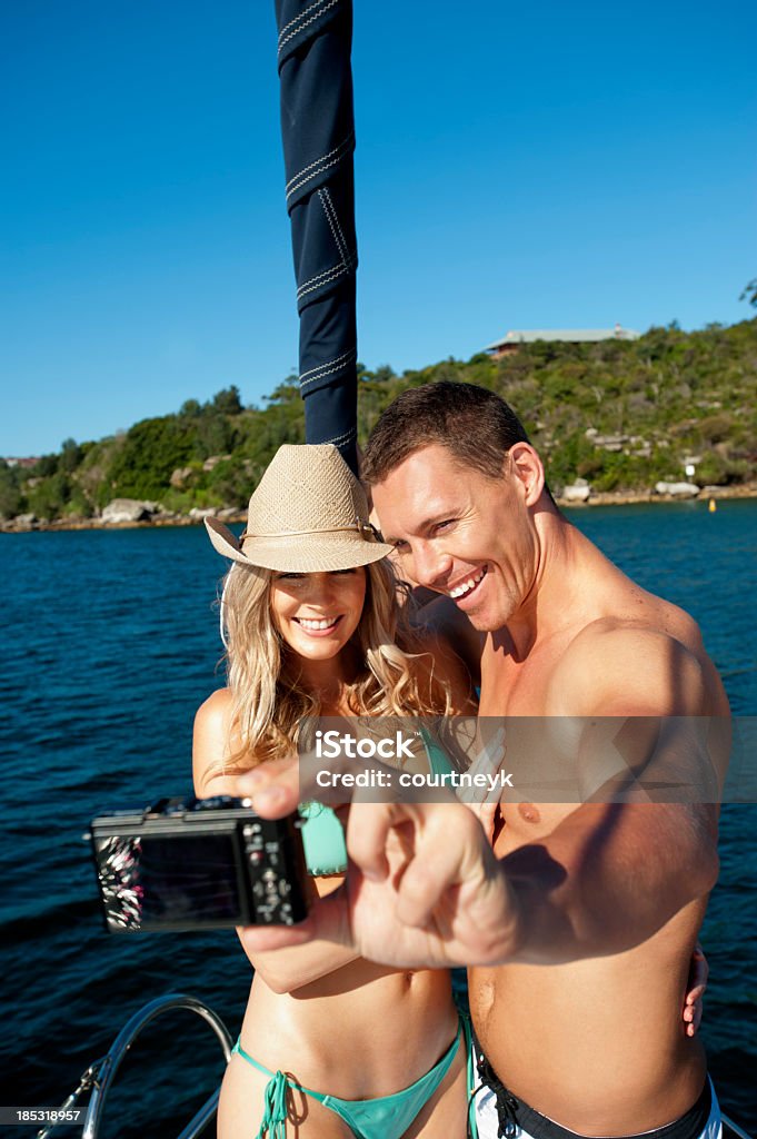 Atractiva pareja tomando una foto de sí mismos - Foto de stock de Abrazar libre de derechos