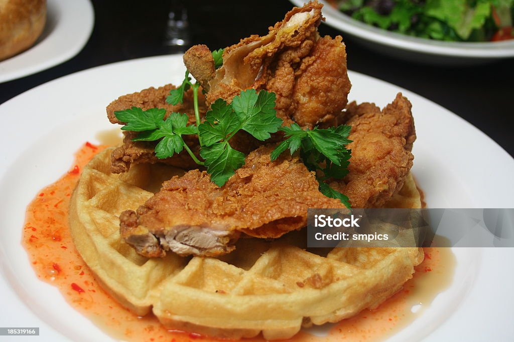 Poulet frit sur un tissu gaufré - Photo de Gaufre libre de droits