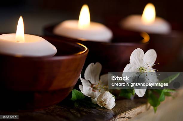 Vela Flutuante De Zen Spa - Fotografias de stock e mais imagens de Flor de cerejeira - Flor de cerejeira, Zen, Aiurveda