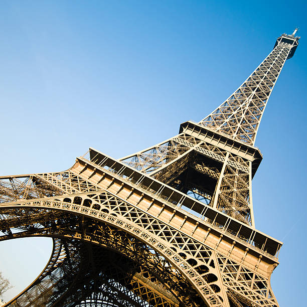 flachwinkelansicht blick auf den eiffelturm, paris, frankreich - clear sky low angle view eiffel tower paris france stock-fotos und bilder