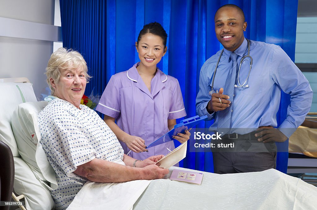 senior patient avec le personnel médical - Photo de Carte de voeux de guérison libre de droits