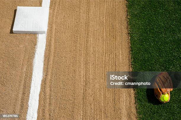 Softballprima Base - Fotografie stock e altre immagini di Attrezzatura sportiva - Attrezzatura sportiva, Avvenimento sportivo, Base