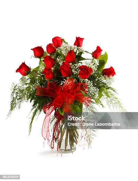 Ein Dutzend Rote Rosen Anordnung Auf Weiß Stockfoto und mehr Bilder von Blumenbouqet - Blumenbouqet, Halbes Dutzend Eier, Rose