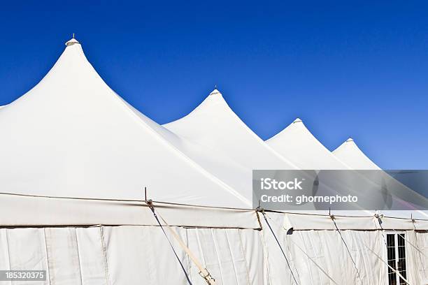 Photo libre de droit de Tente Blanc banque d'images et plus d'images libres de droit de Chapiteau - Structure bâtie - Chapiteau - Structure bâtie, Chapiteau de cirque, Dais - Structure bâtie