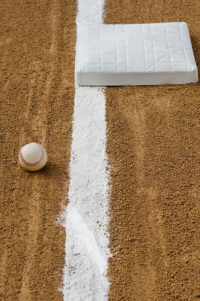 бейсбольная фол мяч - baseline baseball single line dirt стоковые фото и изображения