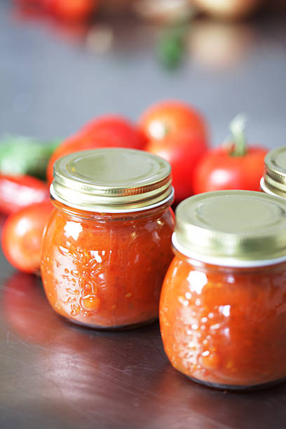 chutney de maison - chutney jar tomato preserved photos et images de collection