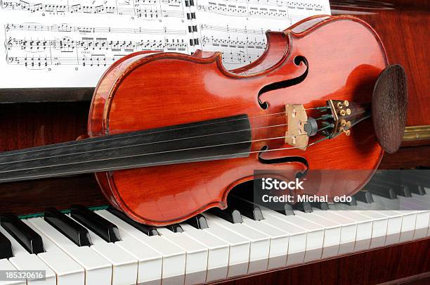 Musica Lezione - Fotografie stock e altre immagini di Pianoforte - Pianoforte, Pianoforte a coda, Violino