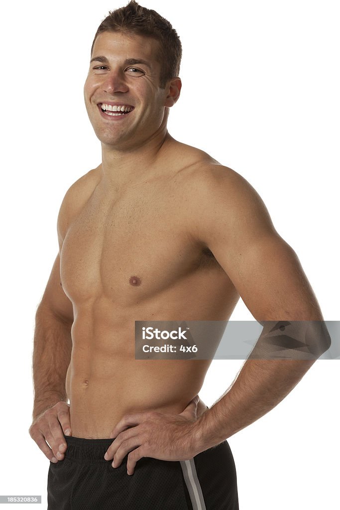 Musculaire homme debout avec Poings sur les hanches - Photo de Prise de vue en studio libre de droits