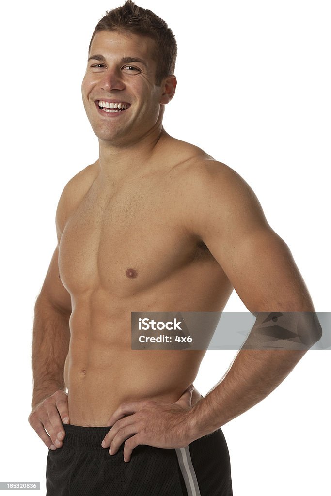 Mięśni mężczyzna stojący z Podparte boki - Zbiór zdjęć royalty-free (Sport)