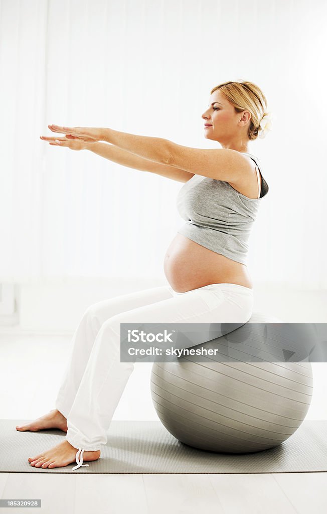 Belle femme enceinte faisant des exercices. - Photo de Abdomen libre de droits