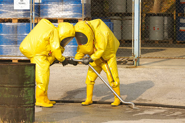 sammeln von gefährlichen güter - radiation protection suit toxic waste protective suit cleaning stock-fotos und bilder