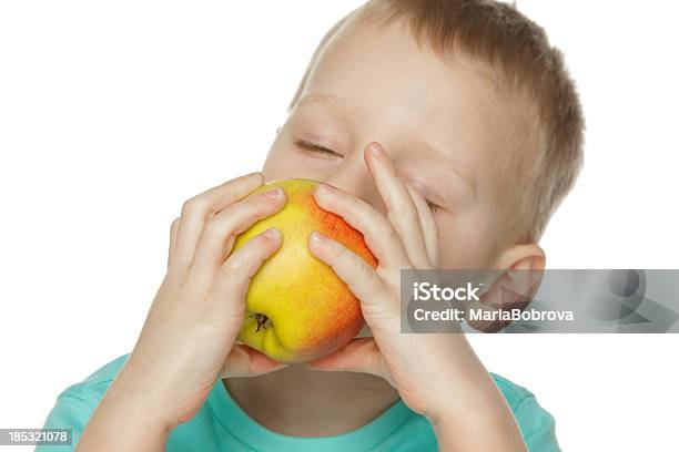 Apple Foto de stock y más banco de imágenes de Comida escolar - Comida escolar, Manzana, Masticar