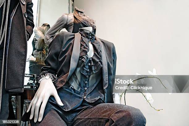 Photo libre de droit de Légèrement Spooky Inutile De Mannequins Dans Le Magasin Vitrine banque d'images et plus d'images libres de droit de Aspiration