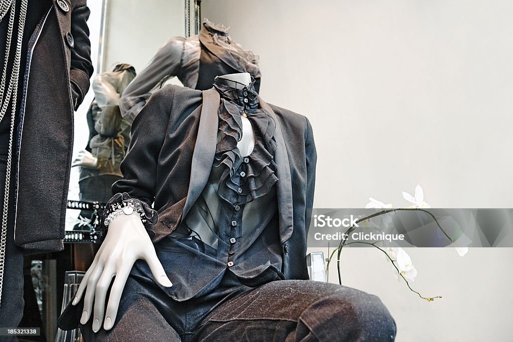 Levemente assustador headless Manequins em uma loja vitrine - Foto de stock de Aspiração royalty-free