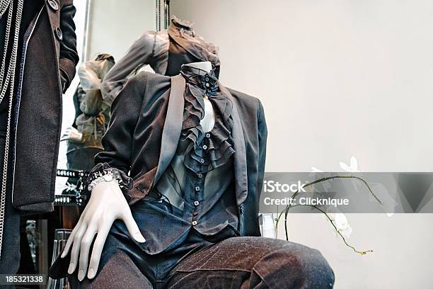 Foto de Levemente Assustador Headless Manequins Em Uma Loja Vitrine e mais fotos de stock de Aspiração