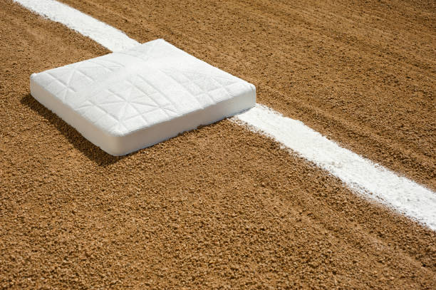 baseball-prima base - baseline baseball single line dirt foto e immagini stock