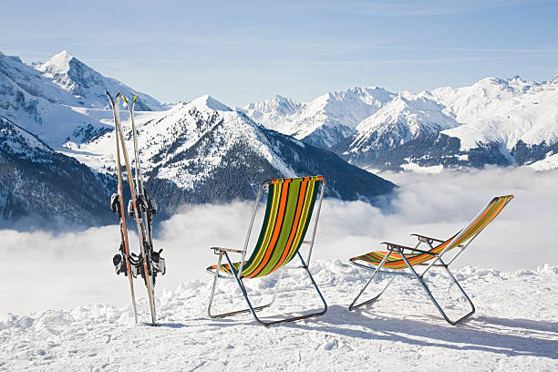 einladende aussicht - apres ski snow mountain loneliness stock-fotos und bilder