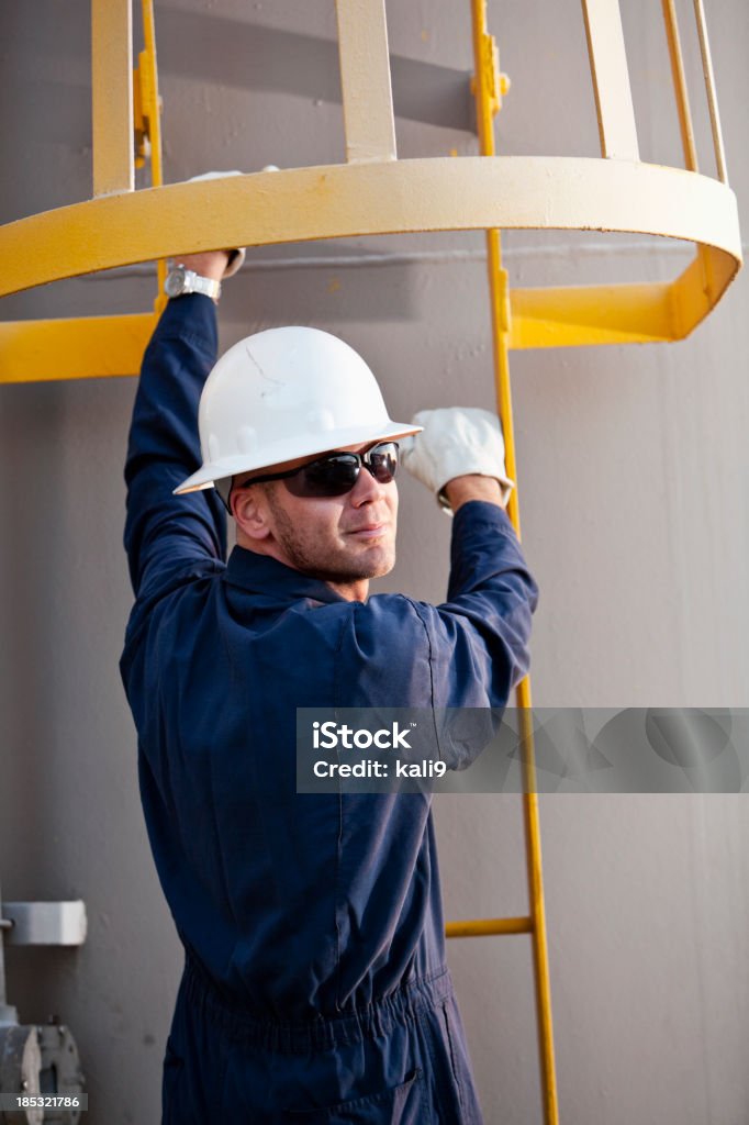 はしごを登る男性の工場 - 1人のロイヤリティフリーストックフォト