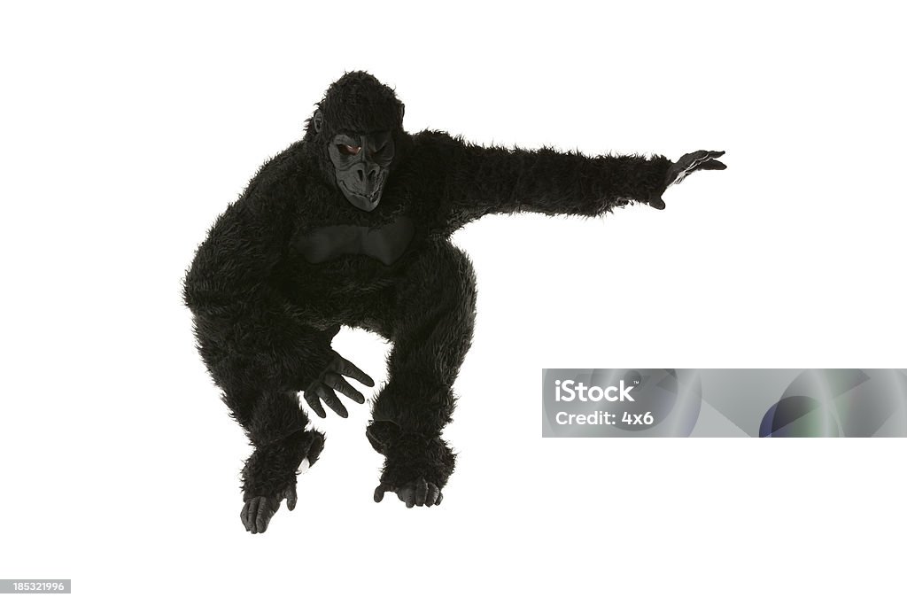 Uomo saltare in costume da gorilla - Foto stock royalty-free di Fotografia da studio