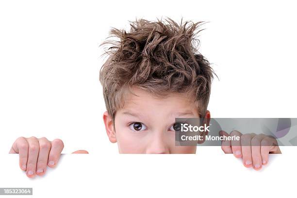 귀여운 젊은 남자아이 숨음 미진 빈 플래카드 아이에 대한 스톡 사진 및 기타 이미지 - 아이, 숨음, 컷아웃
