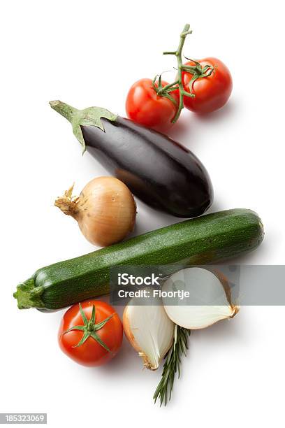 Ingredientes Verduras Para Ratatouille Foto de stock y más banco de imágenes de Fondo blanco - Fondo blanco, Calabacín, Berenjena - Vegetal