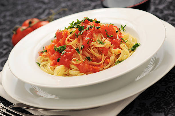 Spaghetti sencilla y salsa de tomate - foto de stock