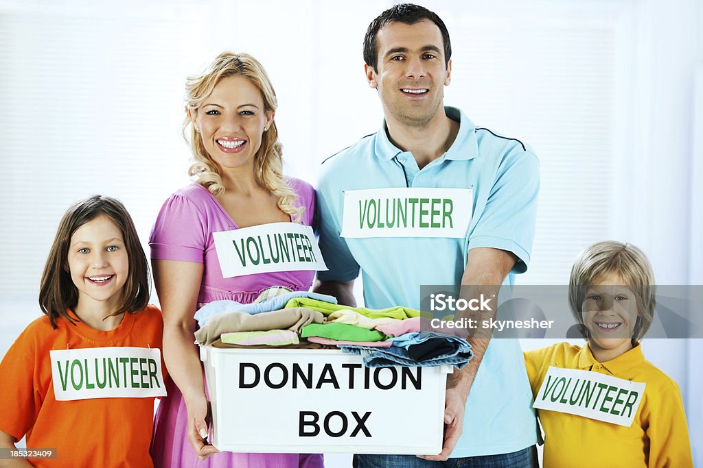 volunteers holding familia con caja de donaciones. - Foto de stock de Familia libre de derechos