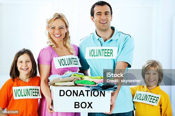 Volunteers Holding Familia Con Caja De Donaciones Foto de stock y más banco de imágenes de Familia - Familia, Madre, Niño
