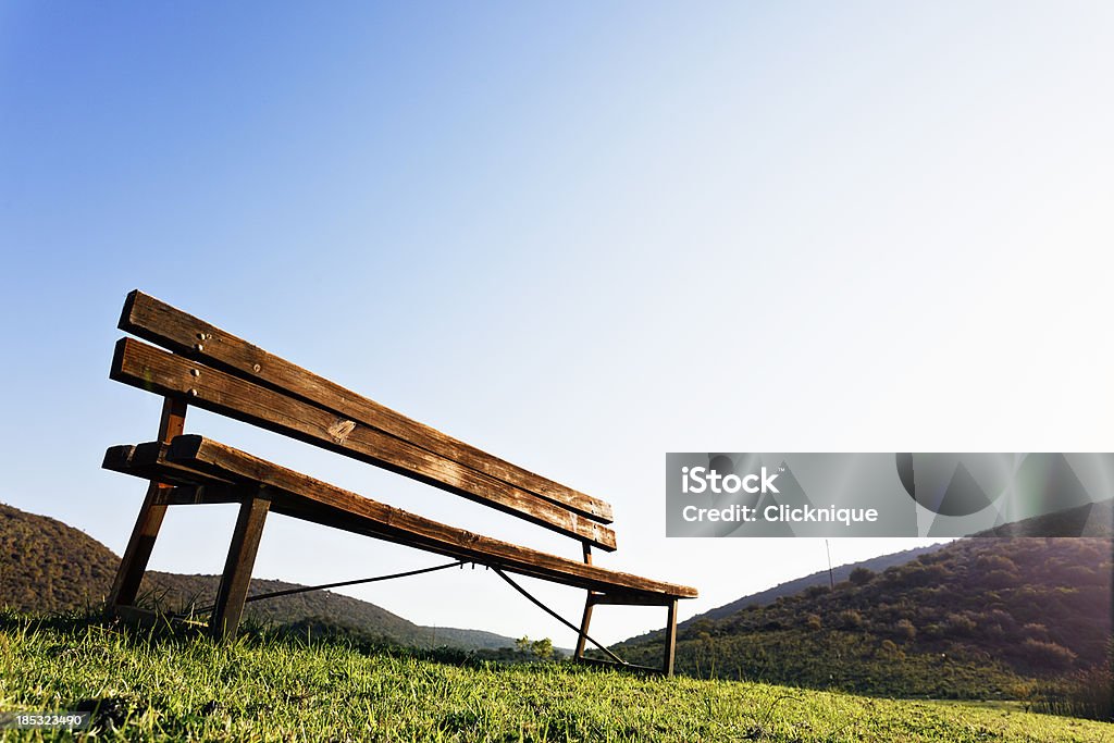 Einsam Holzbank auf einsamen grassy hill - Lizenzfrei Abgeschiedenheit Stock-Foto