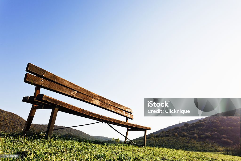 Samotny drewnianą Ławka na puste trawiastych hill - Zbiór zdjęć royalty-free (Bez ludzi)