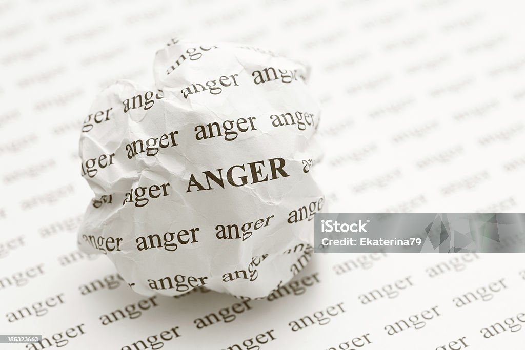 Gnieciona kulka papieru z wyrażenie gniewu - Zbiór zdjęć royalty-free (Bez ludzi)
