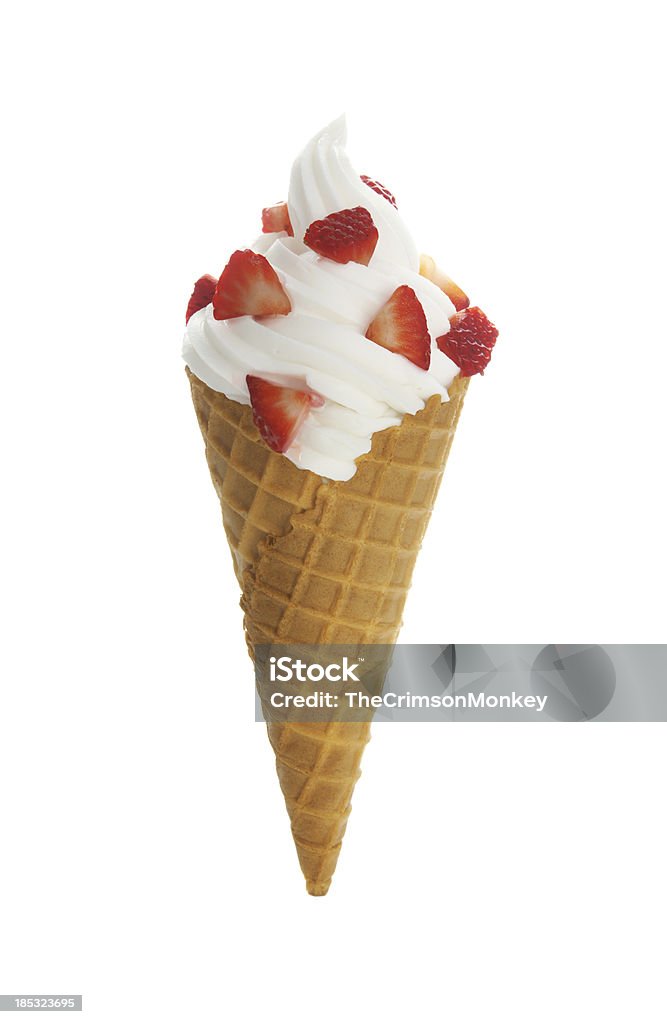 Mrożony jogurt miękkie służyć Gofr Stożek z truskawek i poziomek - Zbiór zdjęć royalty-free (Lód z automatu)