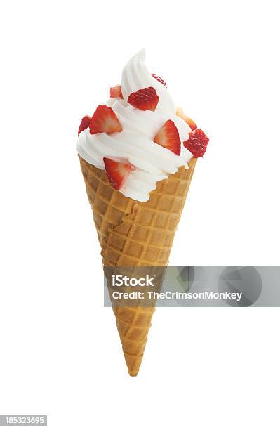 Замороженный Йогурт Мягкое Вафельной Конус С Клубникой — стоковые фотографии и другие картинки Мягкое мороженое