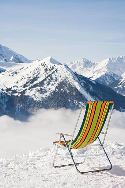 au-dessus des nuages - apres ski snow mountain loneliness photos et images de collection