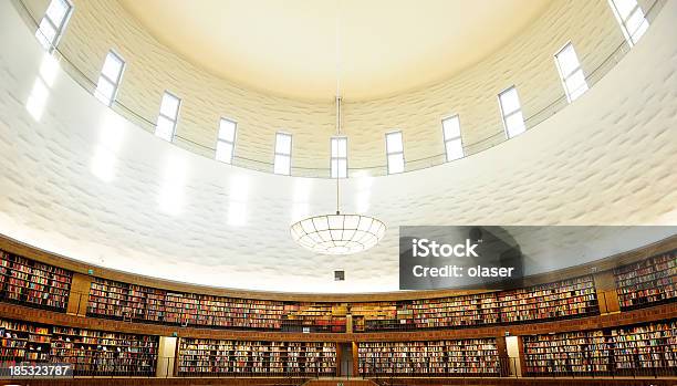 Biblioteca Estantería De Libros Foto de stock y más banco de imágenes de Biblioteca - Biblioteca, Interior, Anticuado