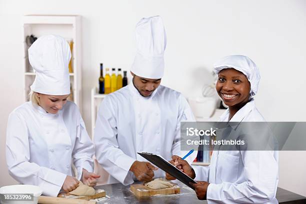 Foto de Inspetor Impressionado Com Resultados Da Inspeção Em Uma Cozinha Comercial e mais fotos de stock de Chef de cozinha