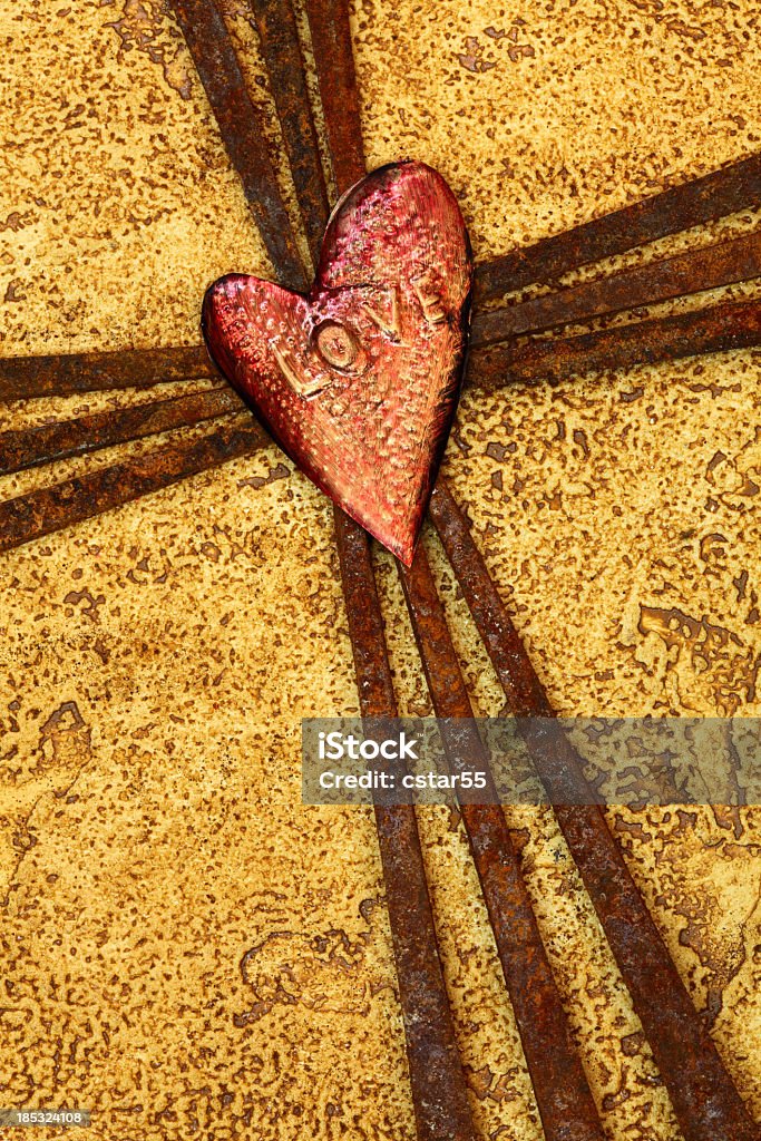 Religieux: Cross de Rusty ongles avec amour coeur dit - Photo de Coeur - Symbole d'une idée libre de droits