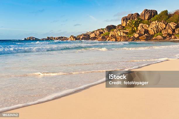 Alba Sulla Spiaggia Di Golden Surf Spiaggia Paradisiaca Isola Tropicale - Fotografie stock e altre immagini di Africa