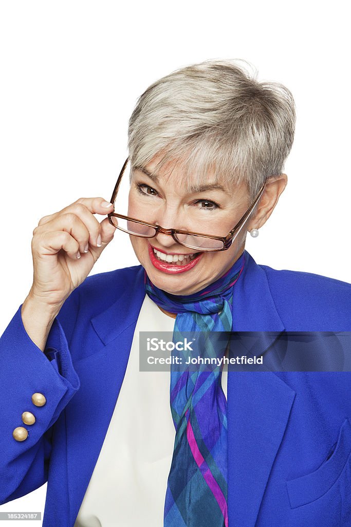 Senior Femme d'affaires à la recherche sur les verres - Photo de Adulte libre de droits