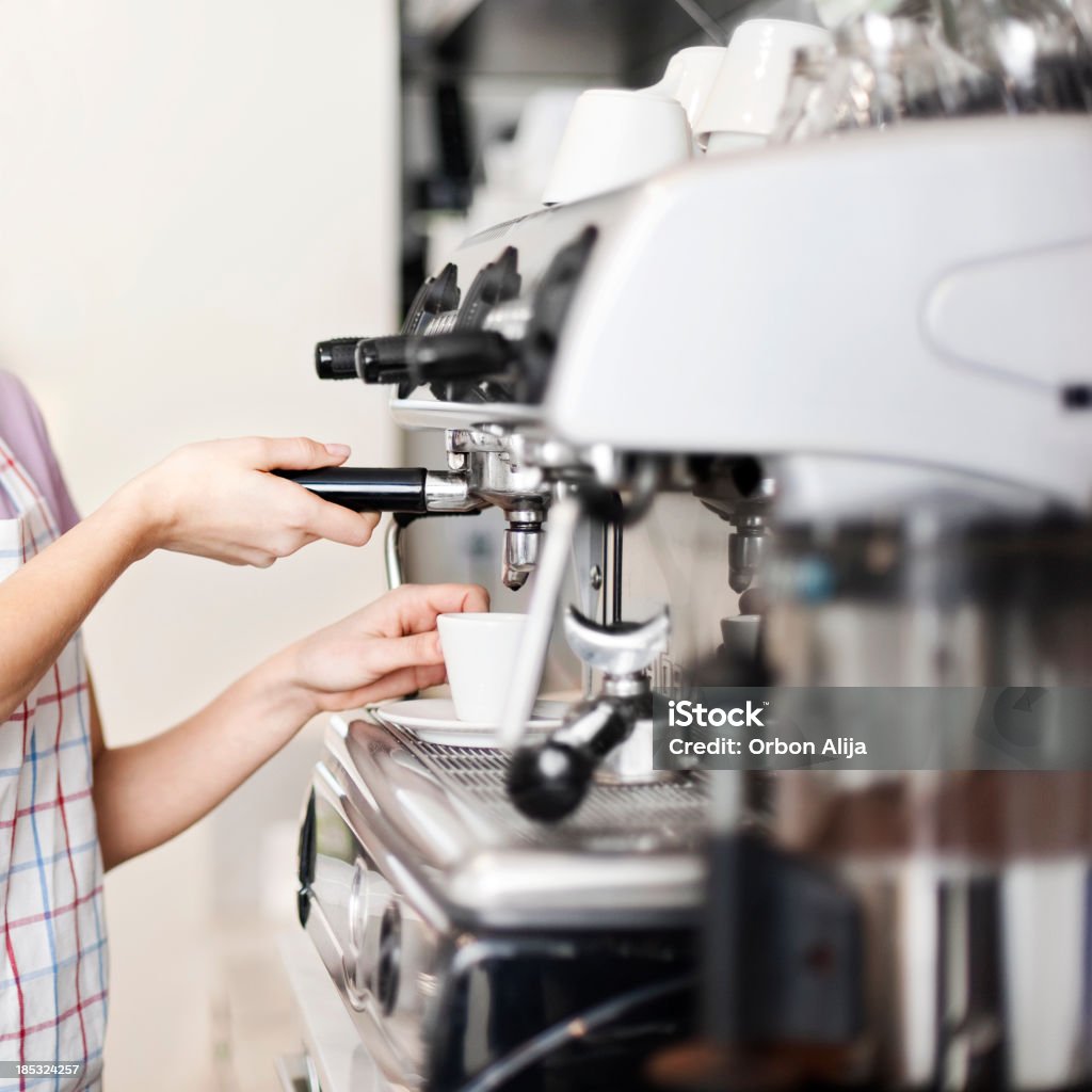 Mulher trabalhando na coffee shop - Foto de stock de Adulto royalty-free