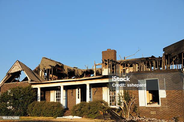 Casa Danneggiata Da Fuoco Intenso - Fotografie stock e altre immagini di Abbandonato - Abbandonato, Bruciato, Casa