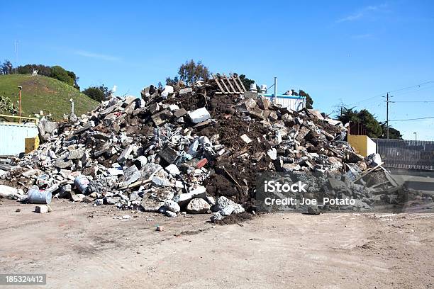 Foto de No De Descarga Eletrônico e mais fotos de stock de Amontoamento - Amontoamento, Aterro de lixo, Concreto