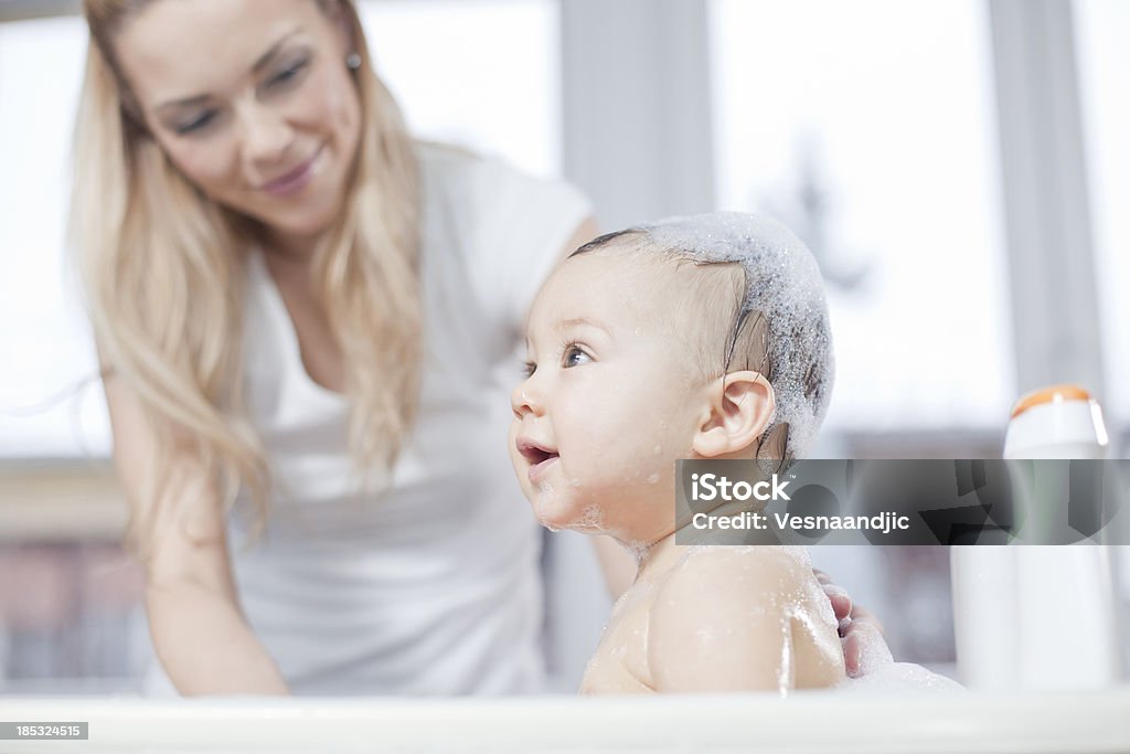 엄마와 아기 욕실 - 로열티 프리 아기 욕조 스톡 사진
