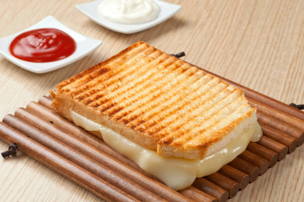 brinde com queijo - grilled cheese panini sandwich - fotografias e filmes do acervo