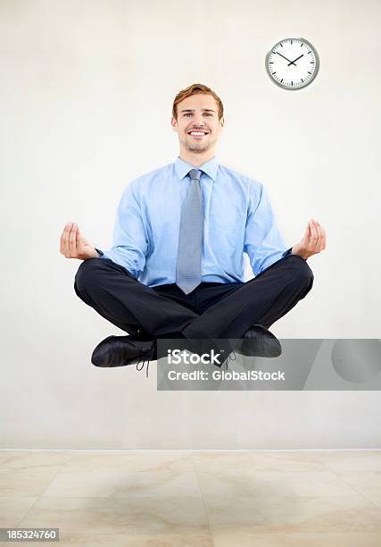 Enfoque La Mente Antes De Negocios Foto de stock y más banco de imágenes de Ejecutivo - Ejecutivo, Hombres, Yoga