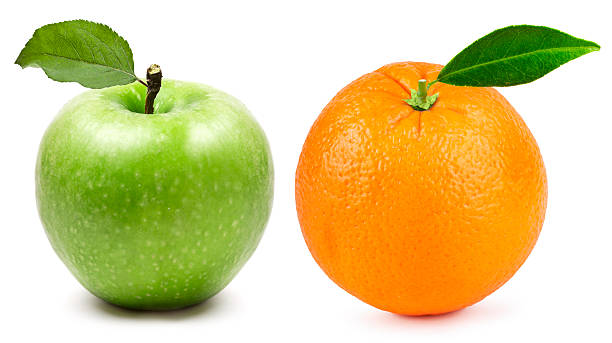 las diferencias - comparison apple orange isolated fotografías e imágenes de stock