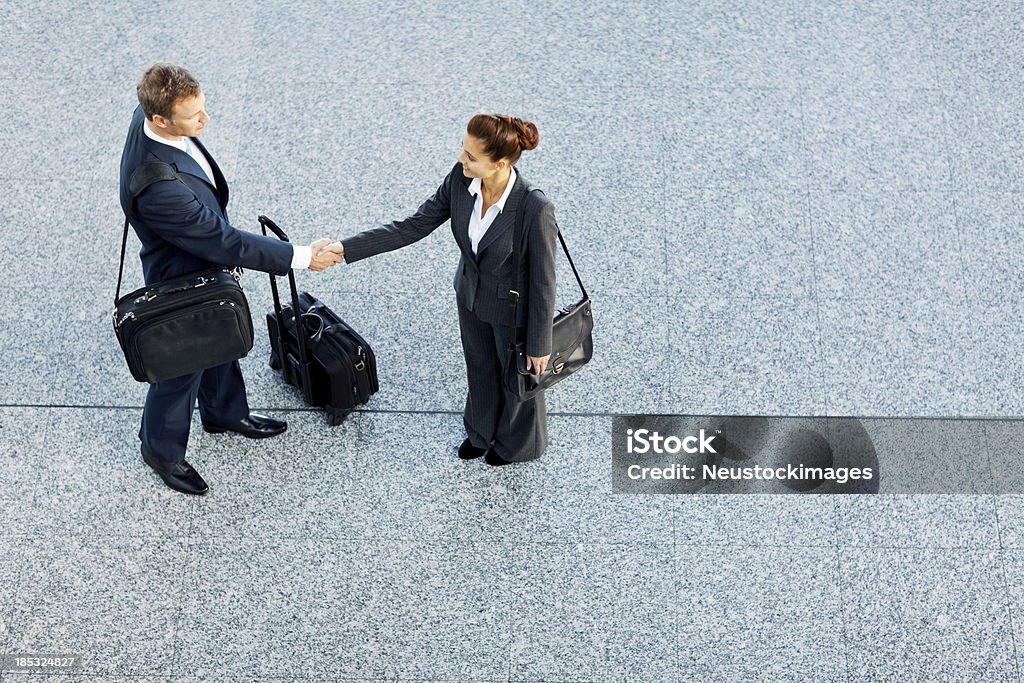 Business Partner Hände schütteln am Flughafen - Lizenzfrei Draufsicht Stock-Foto