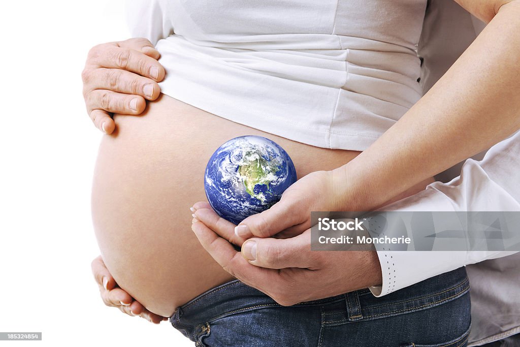 Coppia incinta con terra - Foto stock royalty-free di Globo terrestre