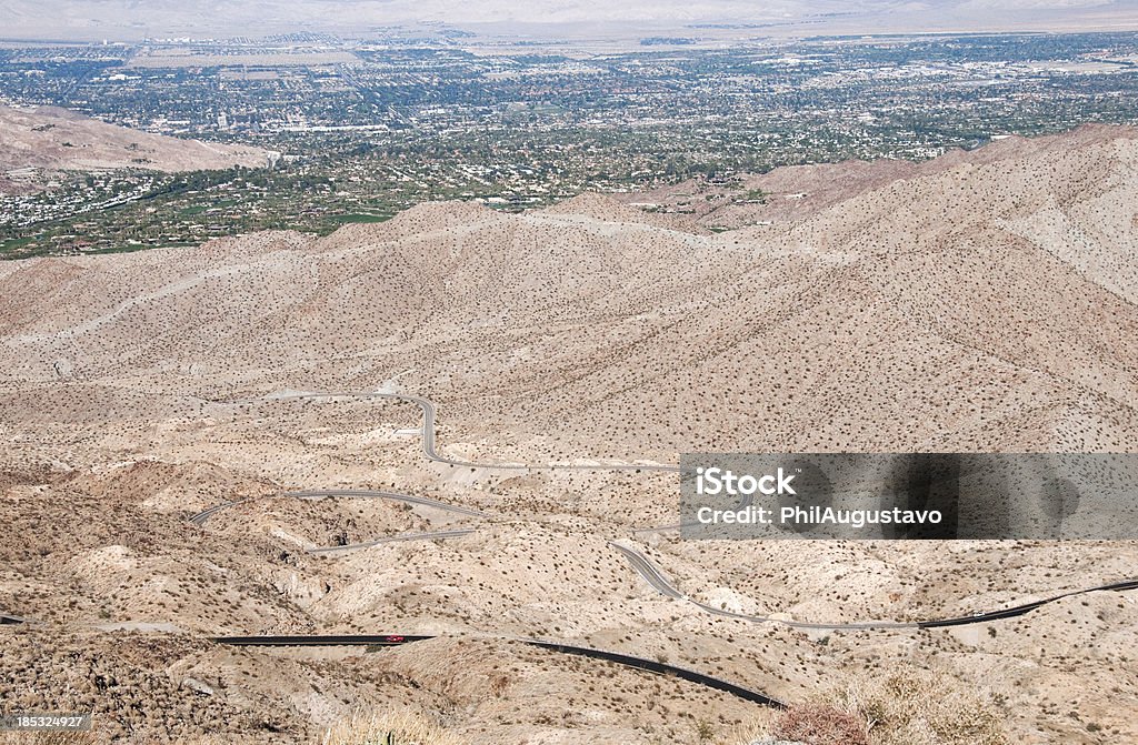 曲線を描く road から峠を南カリフォルニアでの谷 - アスファルトのロイヤリティフリーストックフォト