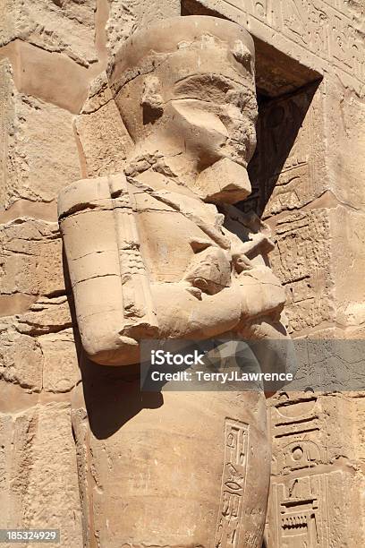 Photo libre de droit de Osiride Statue De Ramesses Iii Temple De Karnak À Louxor Égypte banque d'images et plus d'images libres de droit de Afrique